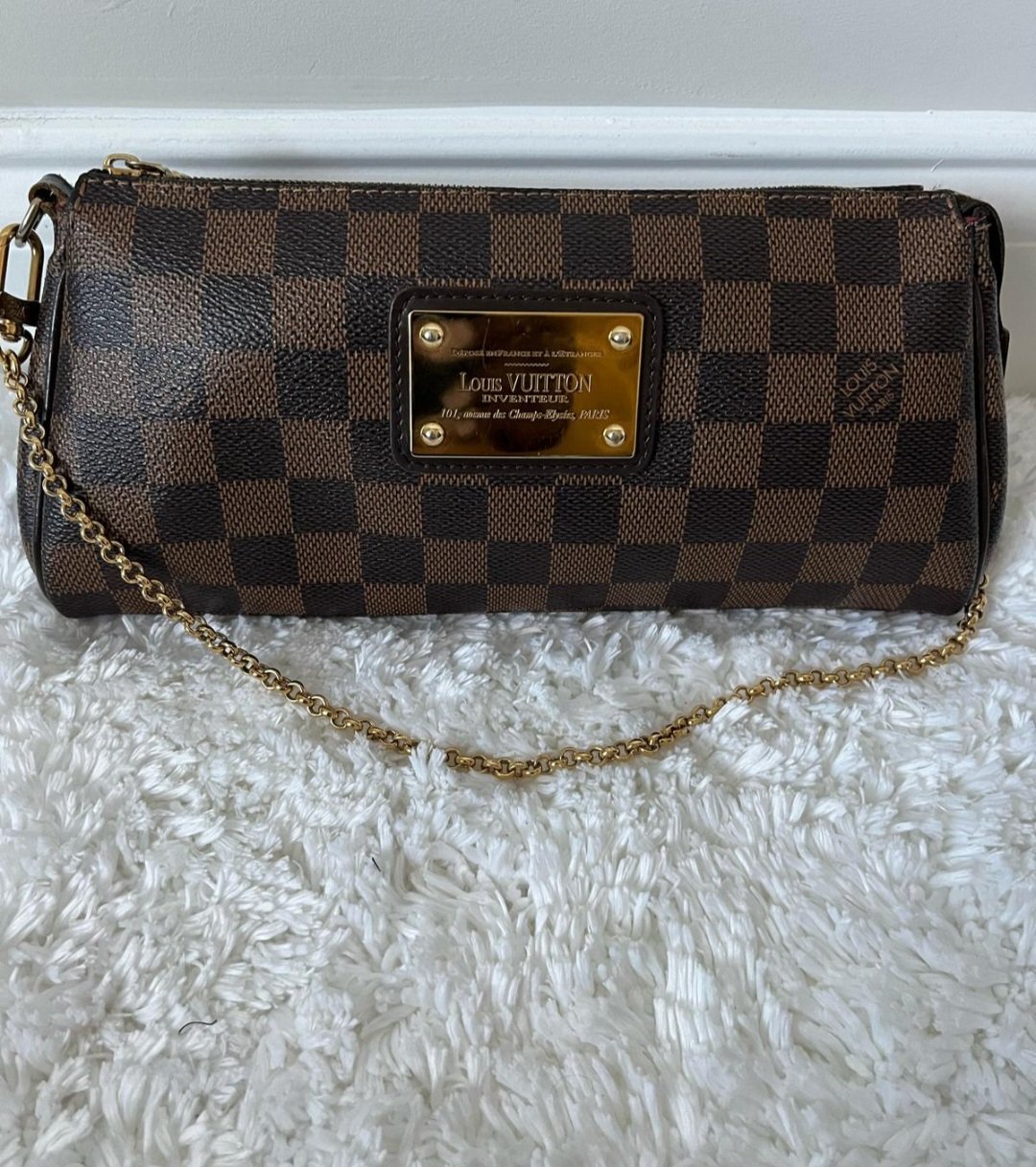 Screenshot_20250607_165617_WhatsApp Louis Vuitton Crossbody DAMIER EBENE SHOULDER BAG LOUIS VUITTON EVA SHOULDER BAG. Condition is Pre-owned. Very good condition.